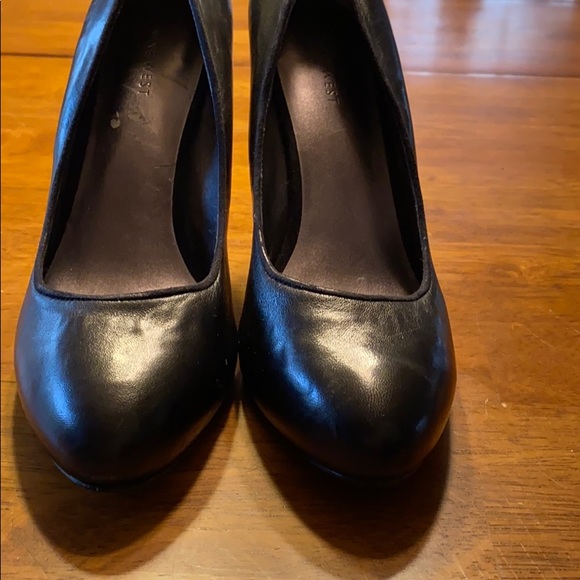 Black Leather Nine West Round Toe Pump - Picture 7 of 8